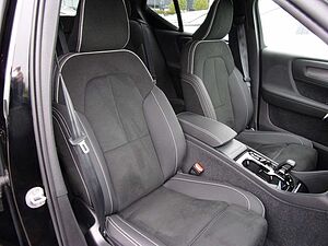 Volvo  B3 Plus Dark 2WD