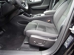 Volvo  XC40 Plus Dark 2WD