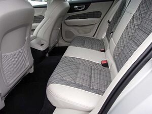 Volvo  B4 AT  Momentum Pro