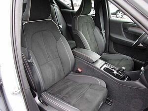 Volvo  T2  Plus Dark 2WD