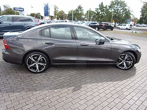 Volvo  B4 Lim. Plus Dark