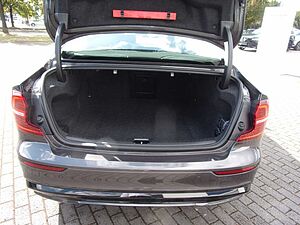 Volvo  B4 Lim. Plus Dark