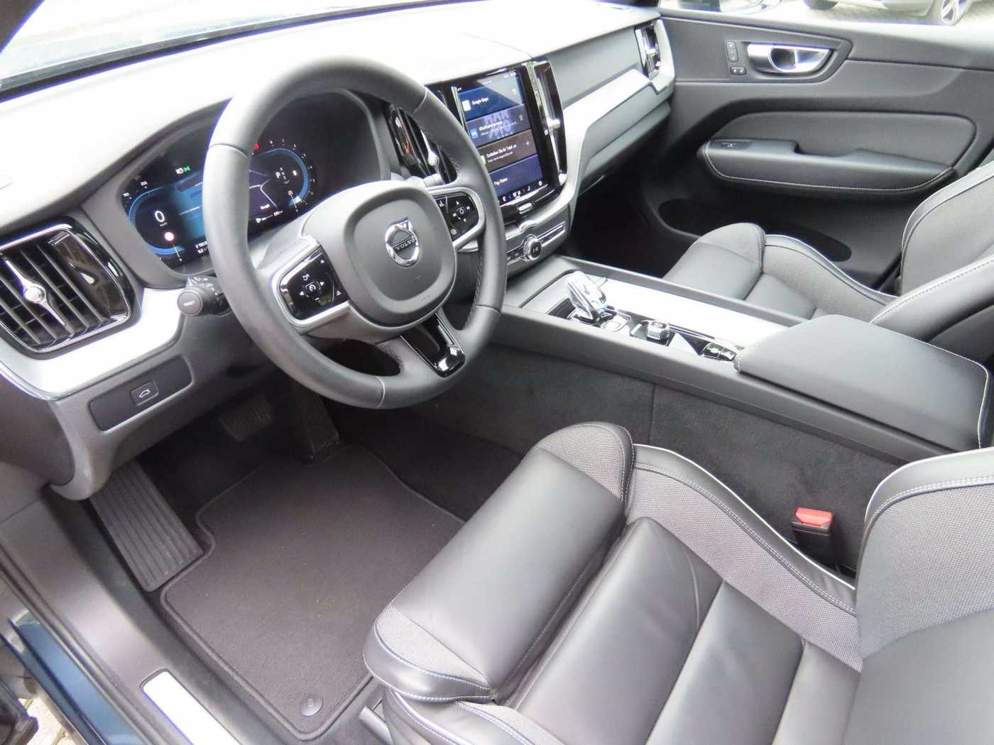 Volvo  Plus Dark AWD