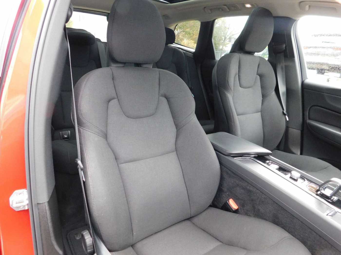 Volvo  Momentum Pro 2WD