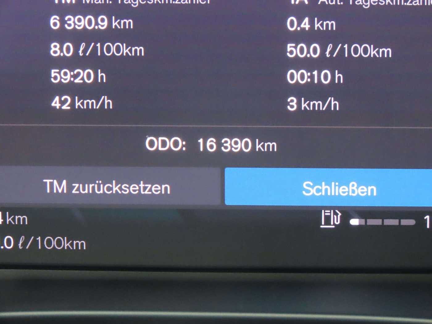 Volvo  Plus Dark 2WD