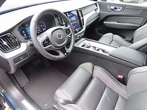 Volvo  Plus Dark AWD