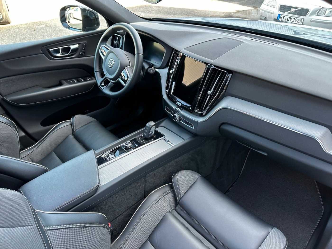 Volvo  T6 R-Design Recharge Plug-In Hybrid AWD