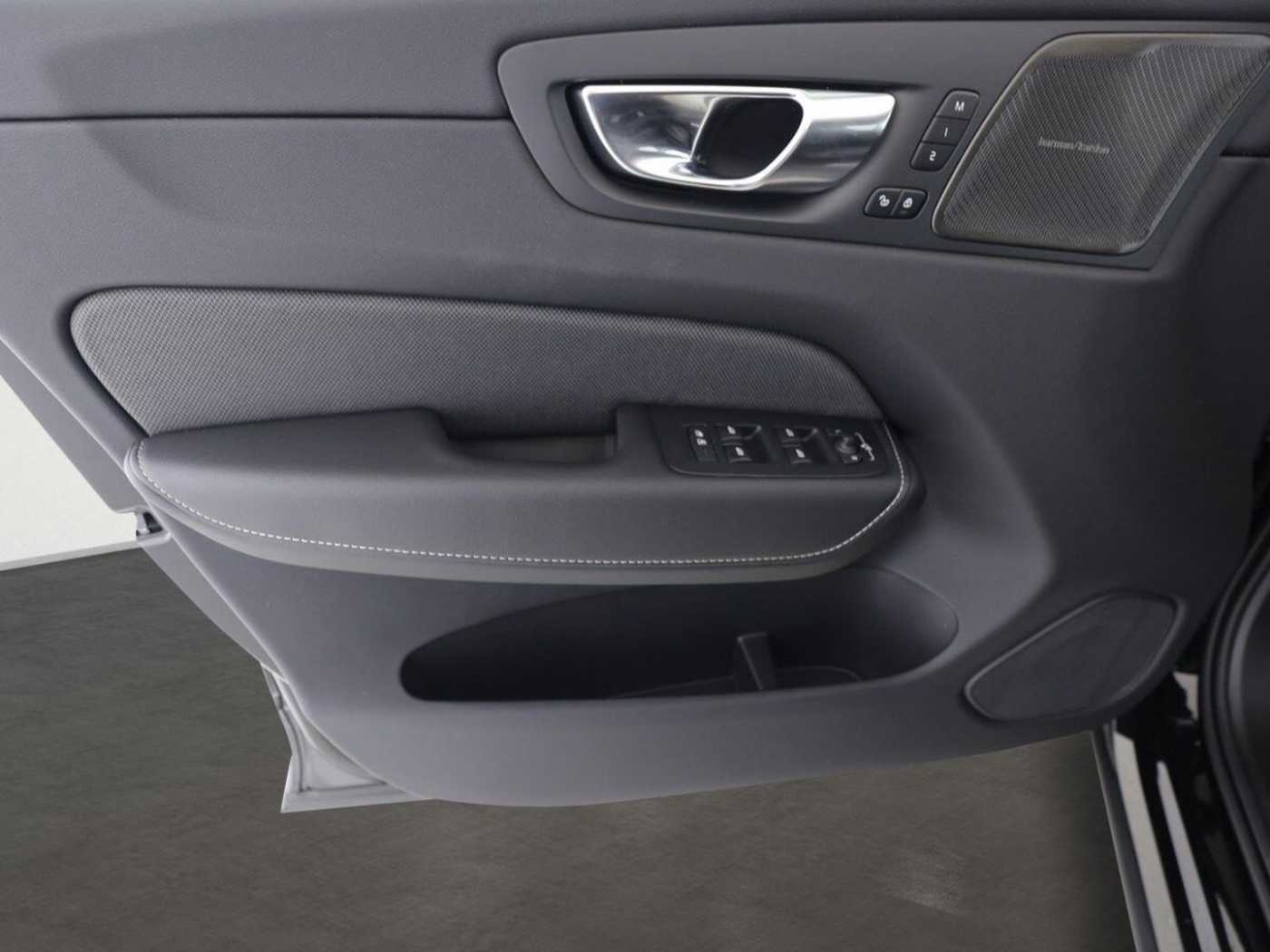 Volvo  T8 Ultra Black Edition Recharge Plug-In Hyb