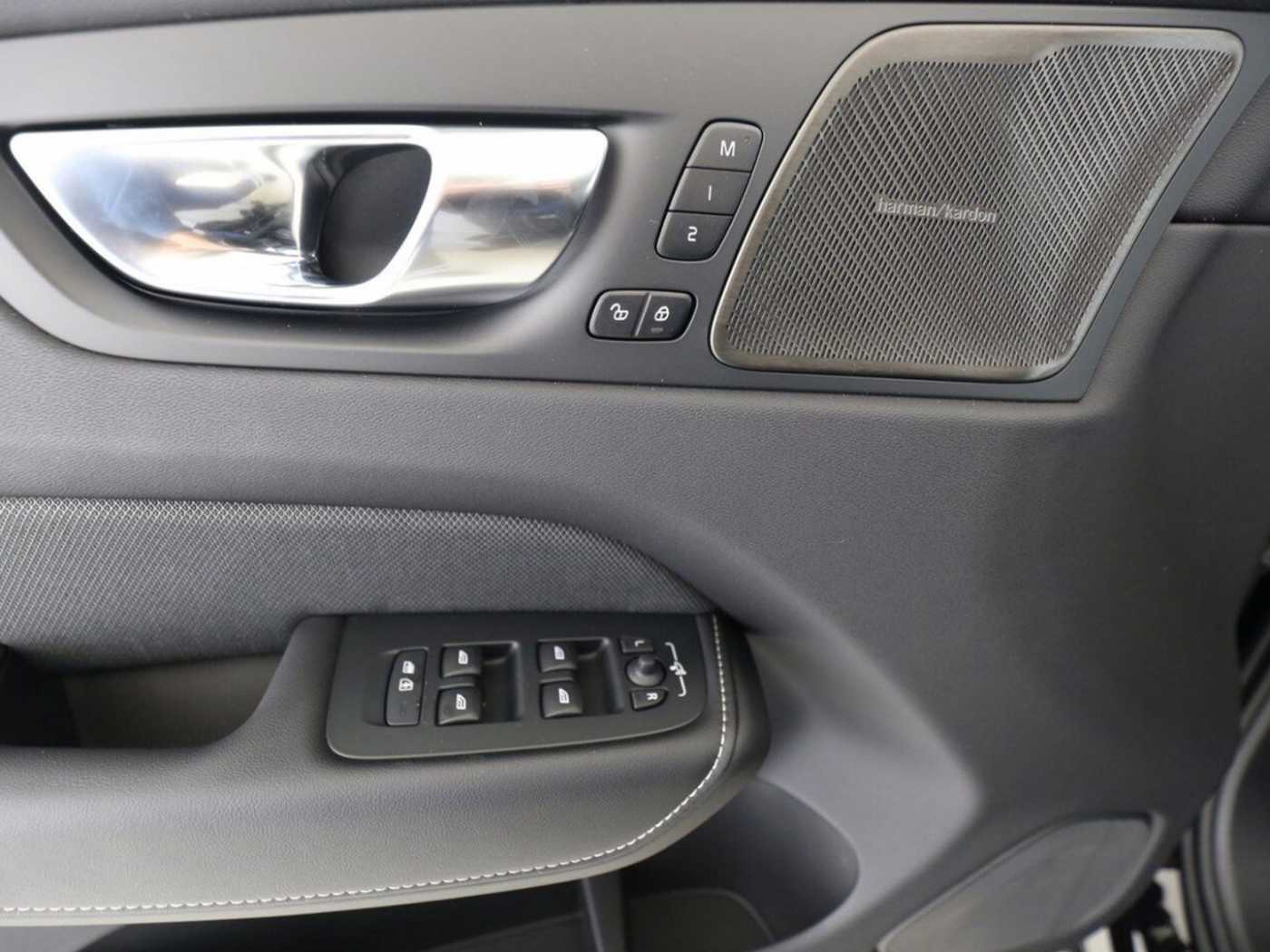 Volvo  T8 Ultra Black Edition Recharge Plug-In Hyb
