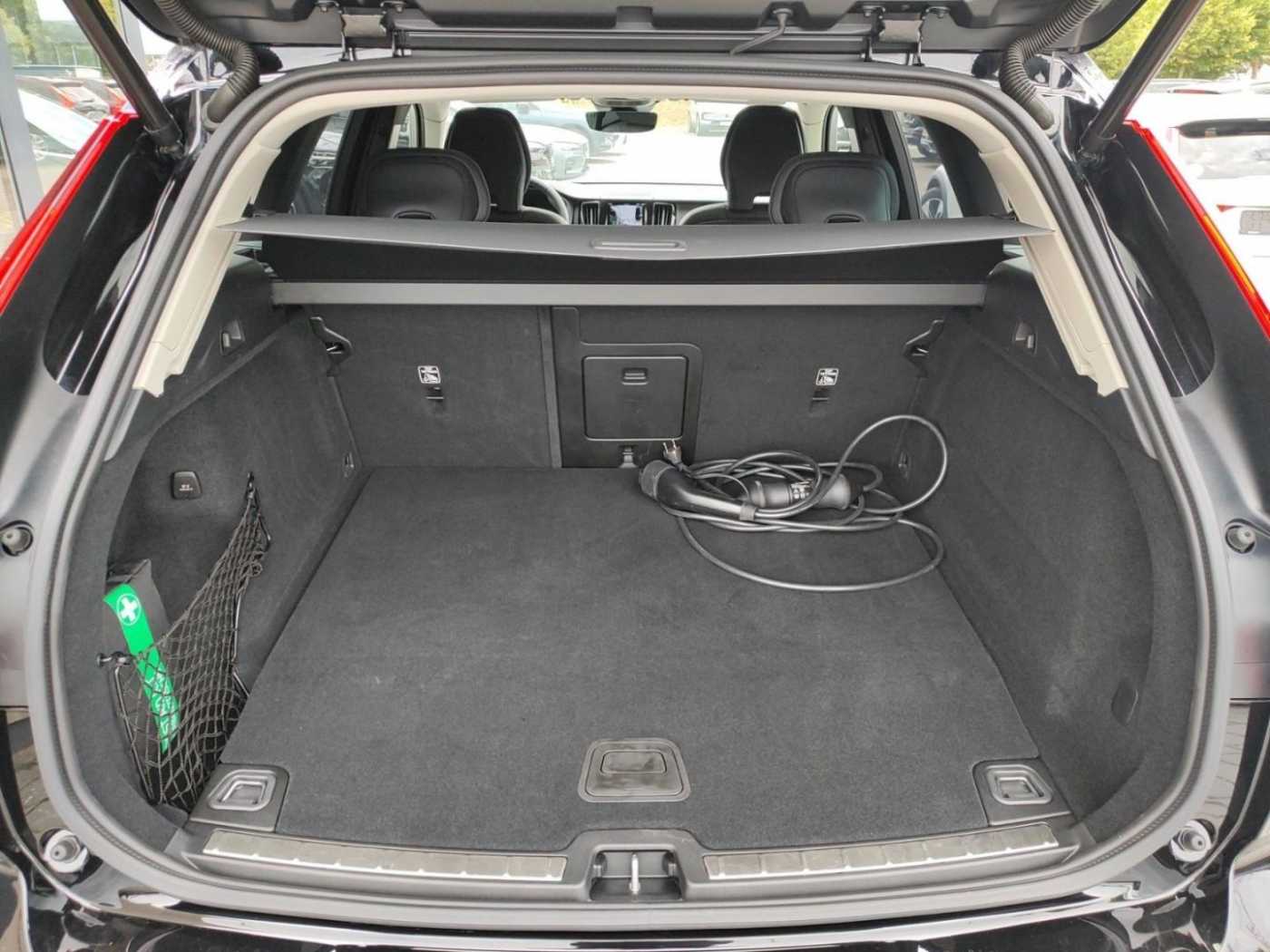 Volvo  T8 Ultra Dark Recharge Plug-In Hybrid AWD E