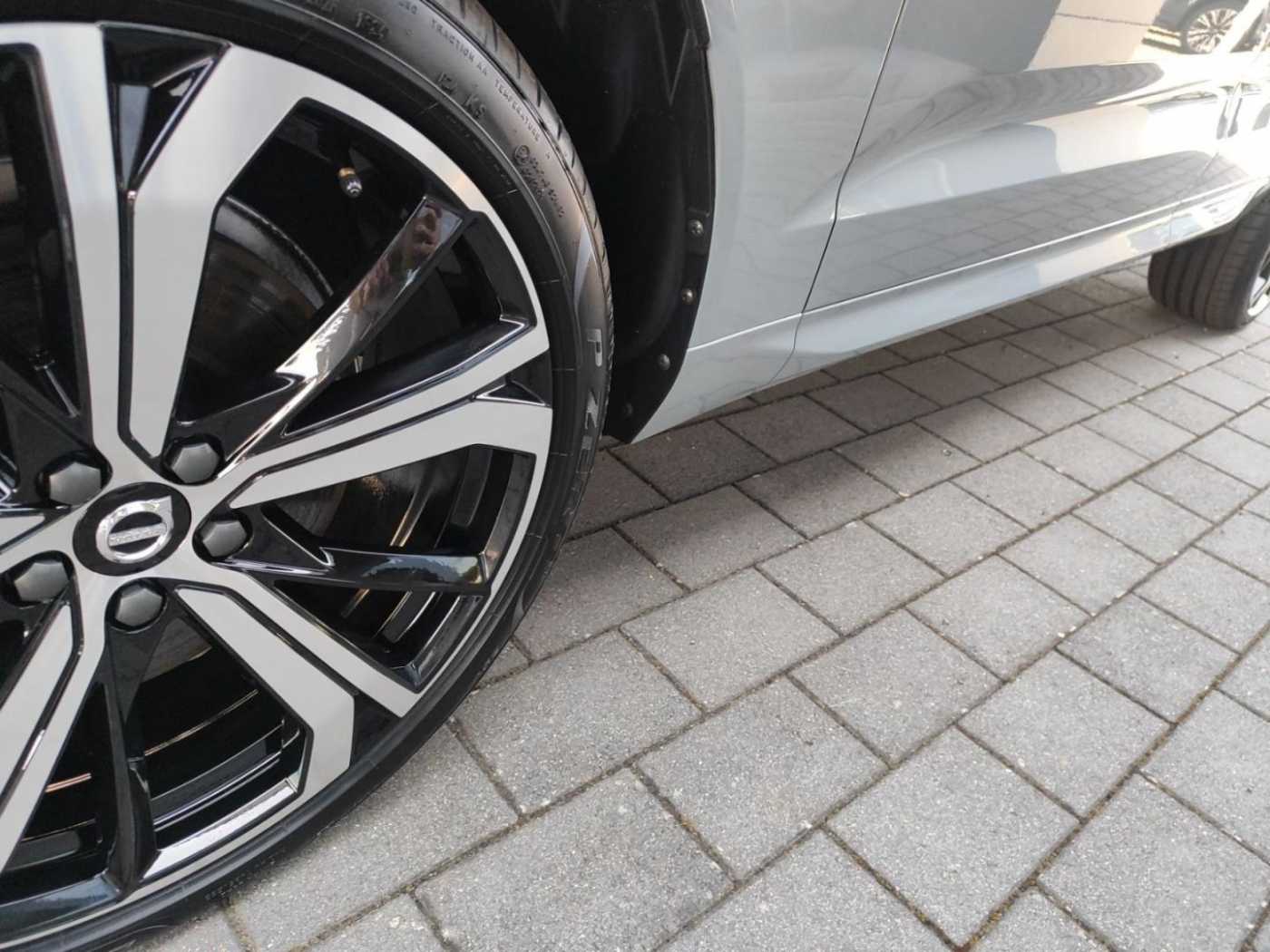 Volvo  T8 Ultra Dark Recharge Plug-In Hybrid AWD E