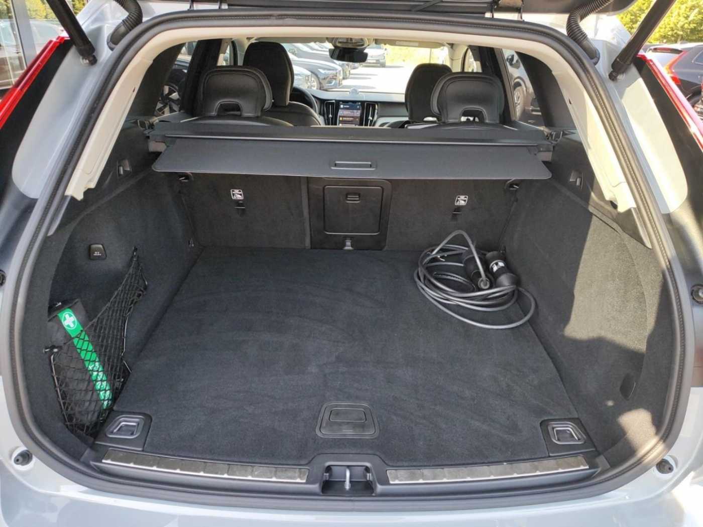 Volvo  T8 Ultra Dark Recharge Plug-In Hybrid AWD E
