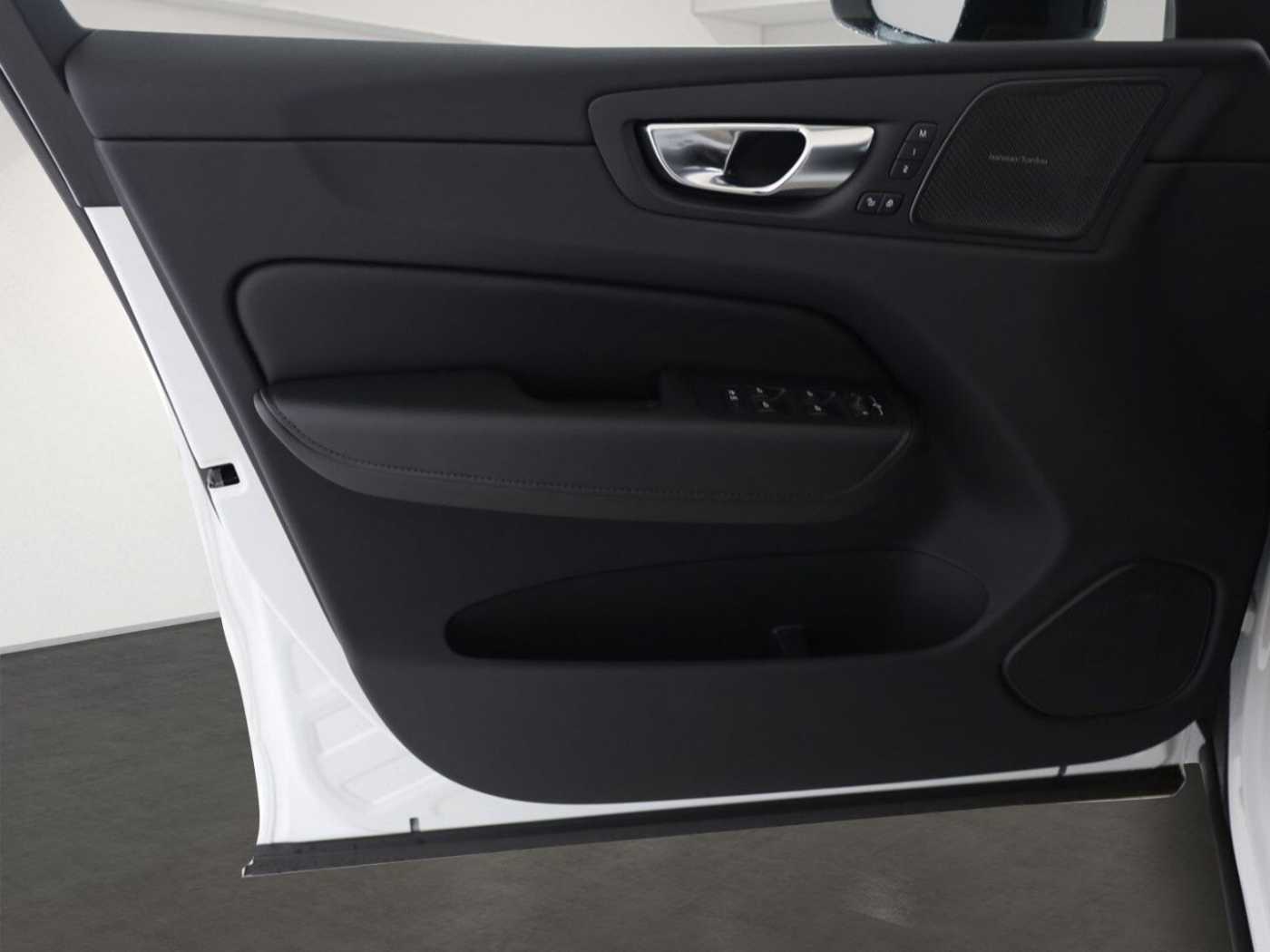 Volvo  T8 Ultra Dark Recharge Plug-In Hybrid AWD E
