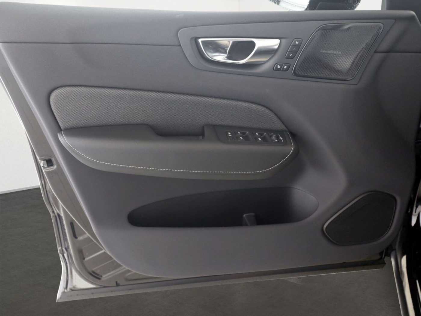 Volvo  T6 Plus Black Edition Recharge Plug-In Hybr