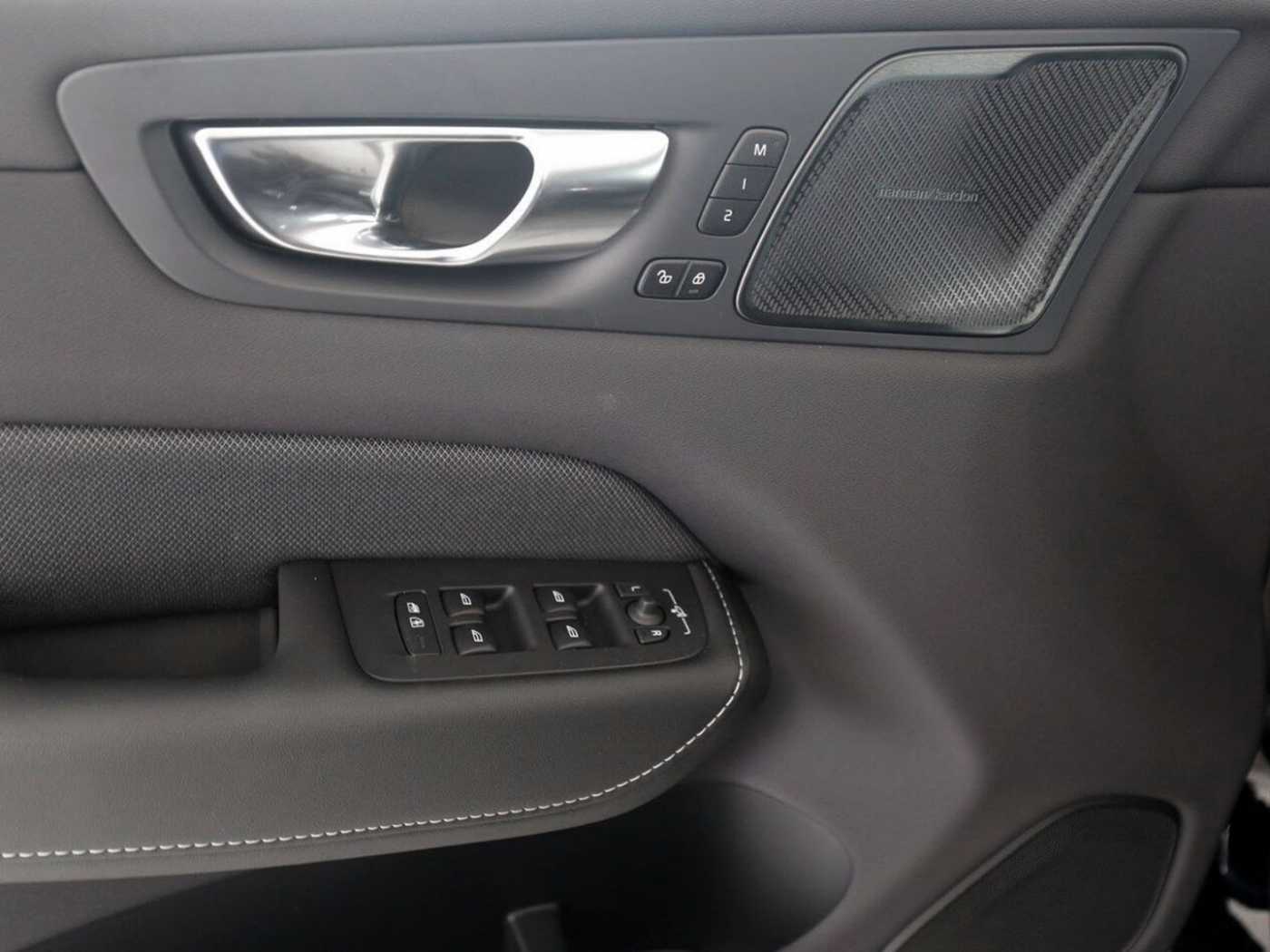 Volvo  T6 Plus Black Edition Recharge Plug-In Hybr