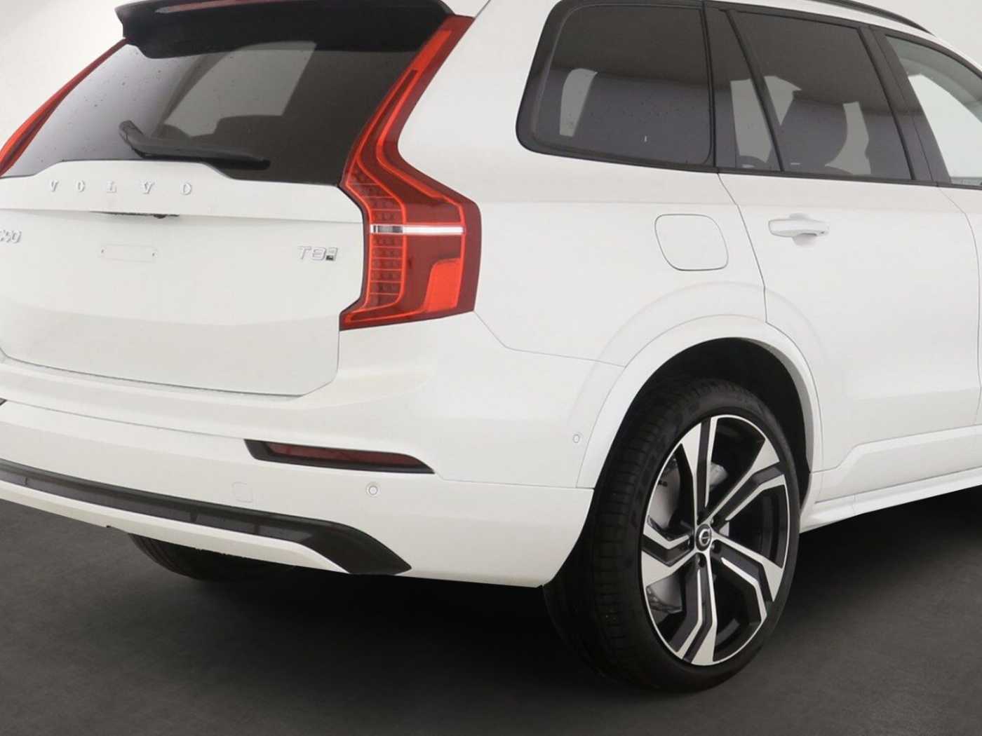 Volvo  T8 Ultra Dark Recharge Plug-In Hybrid AWD E