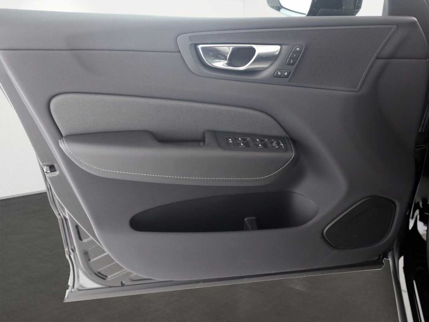 Volvo  T6 Plus Black Edition Recharge Plug-In Hybr