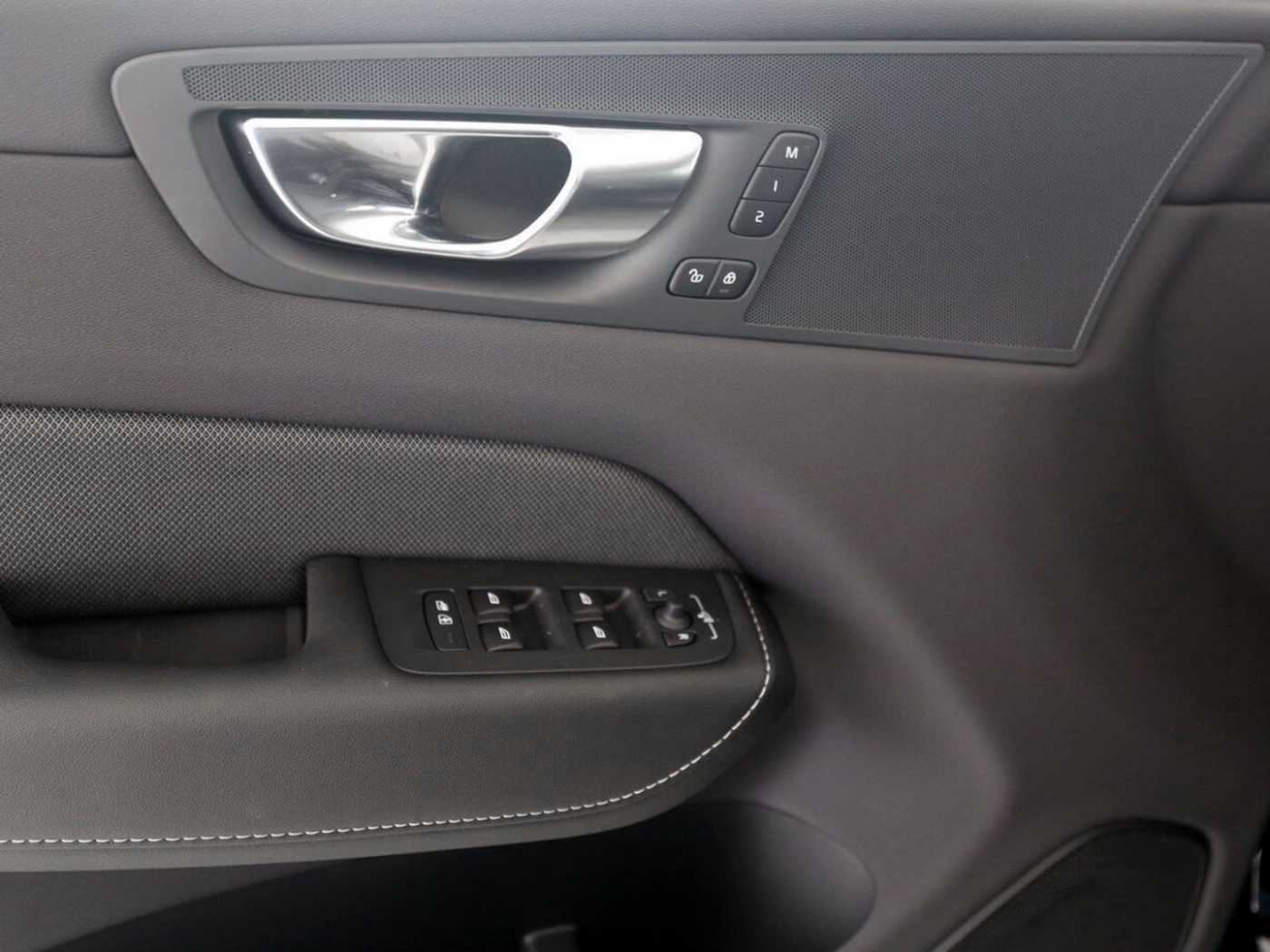 Volvo  T6 Plus Black Edition Recharge Plug-In Hybr