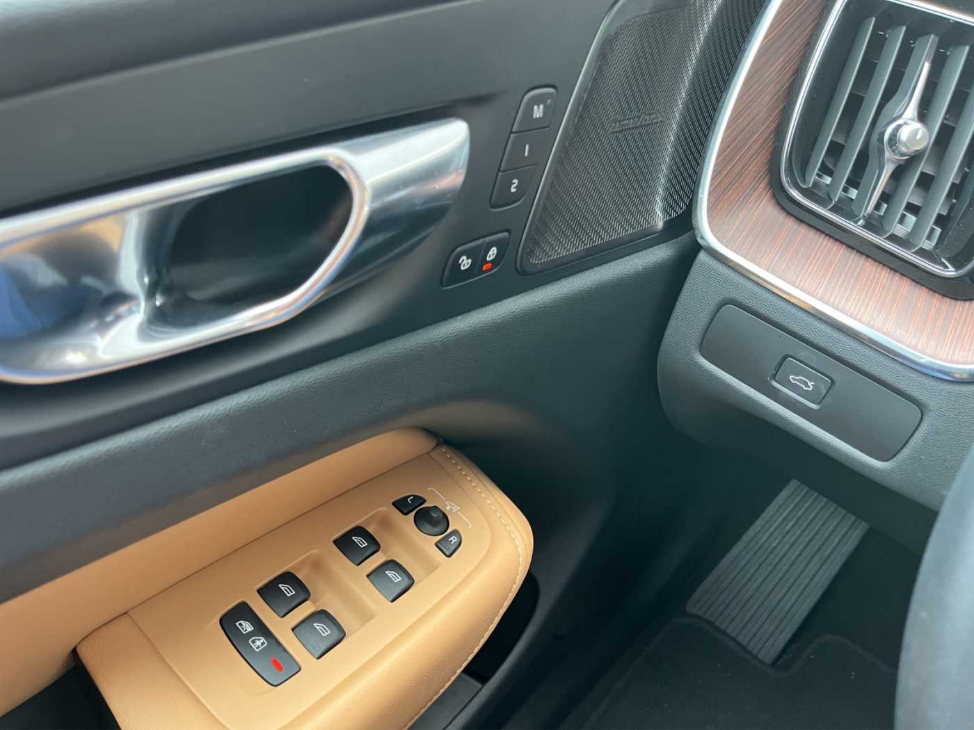 Volvo  Plus Dark 2WD