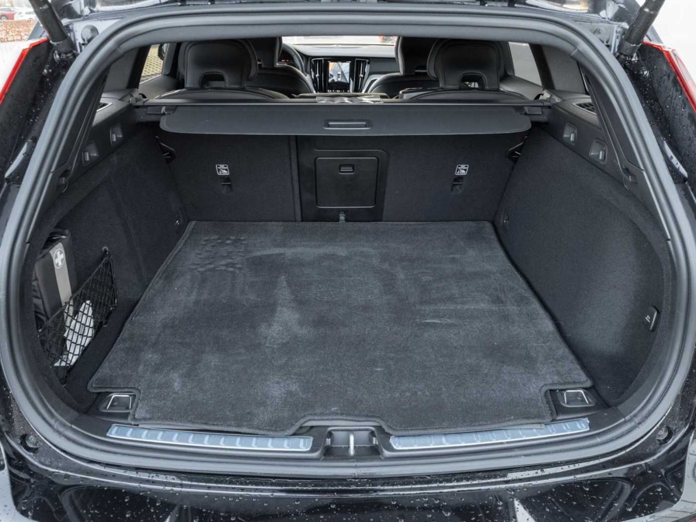 Volvo  Kombi Plus Dark UPE: 64620,-