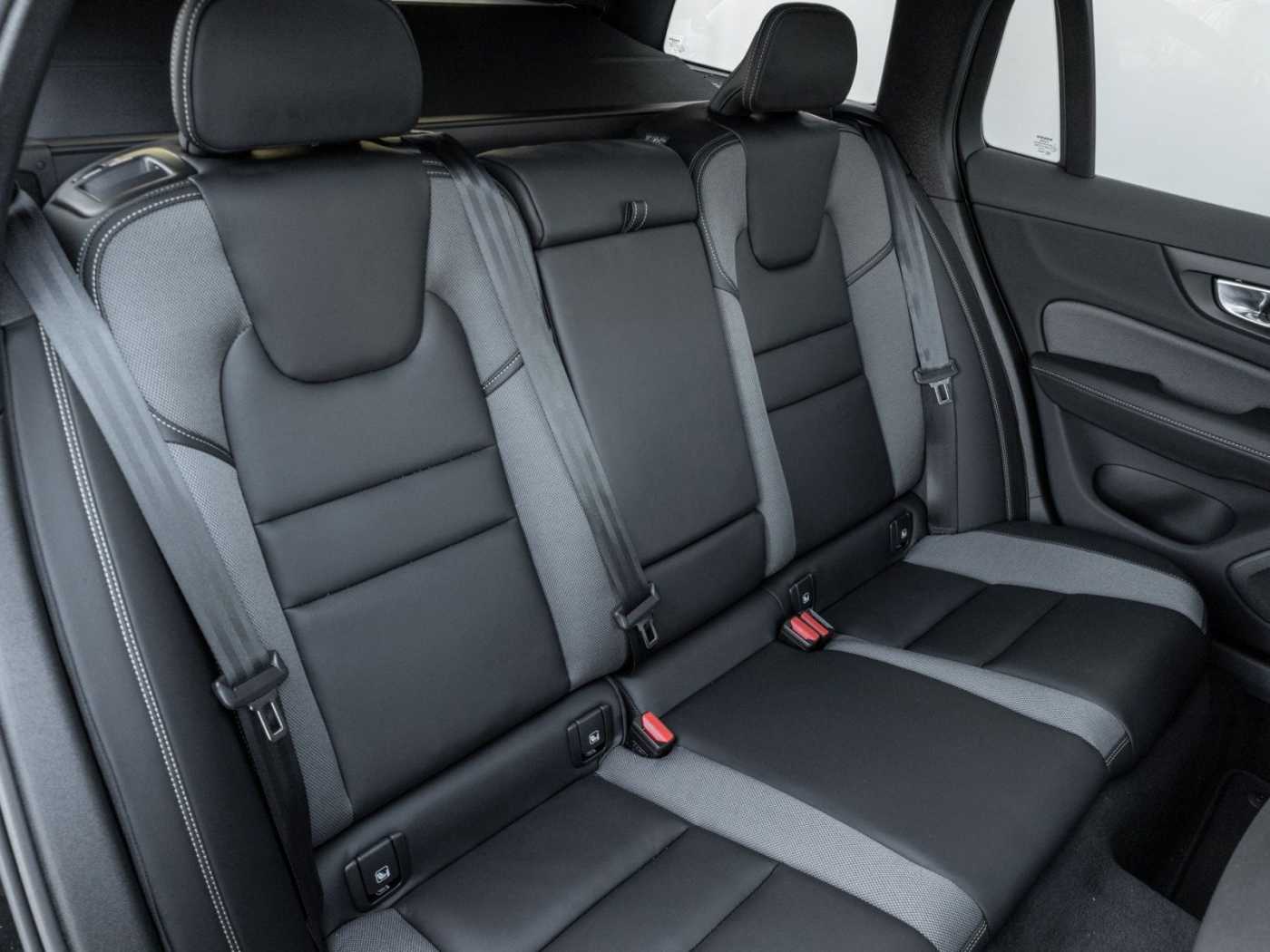 Volvo  Kombi Plus Dark  UPE 63.440,-