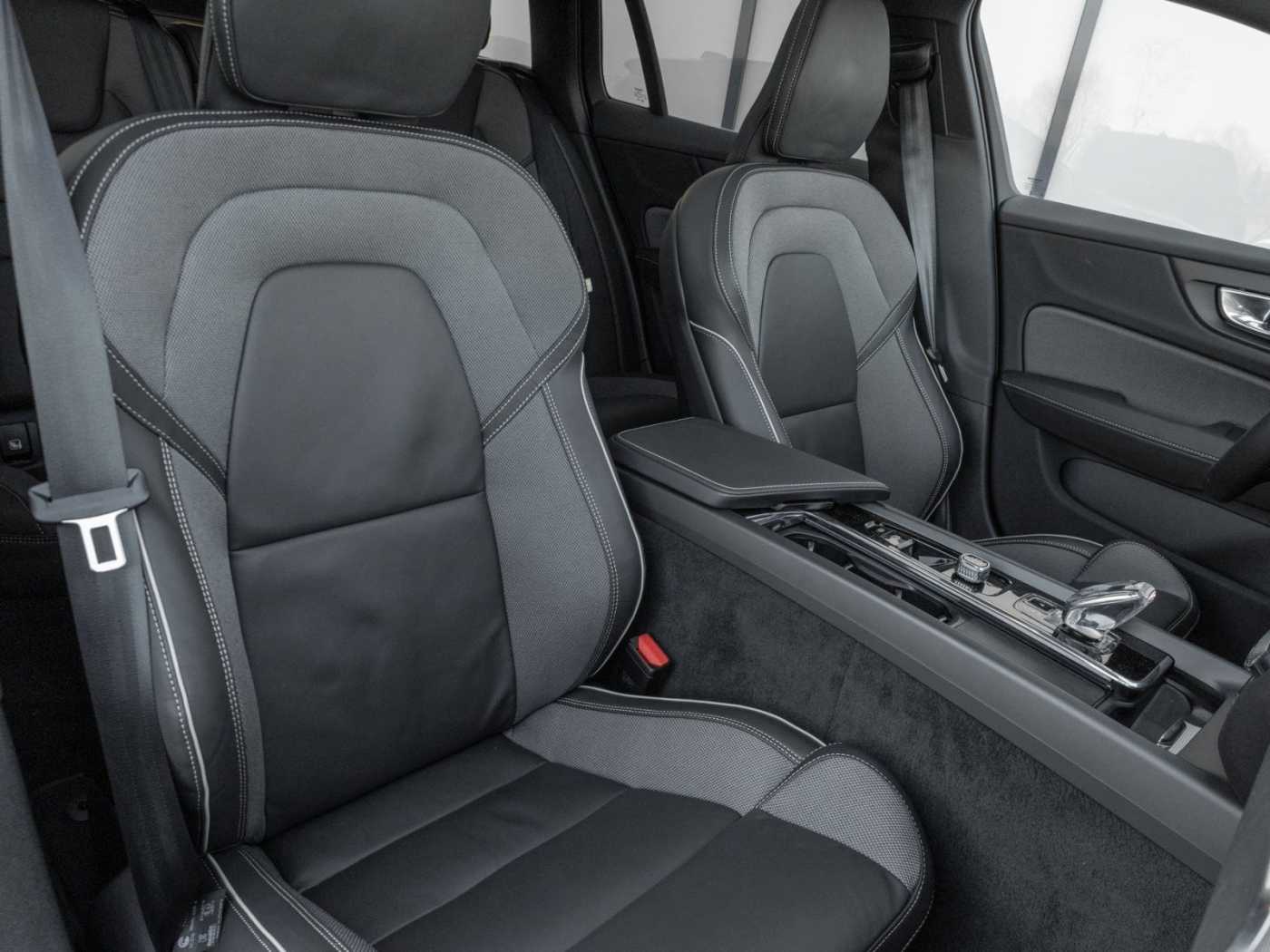 Volvo  Kombi Plus Dark  UPE 63.440,-