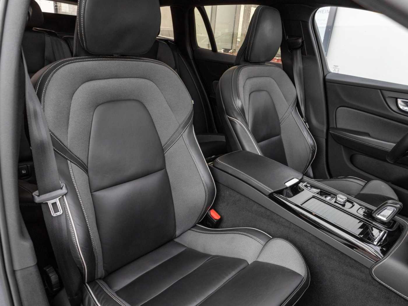 Volvo  R-Design Recharge PHEV AWD