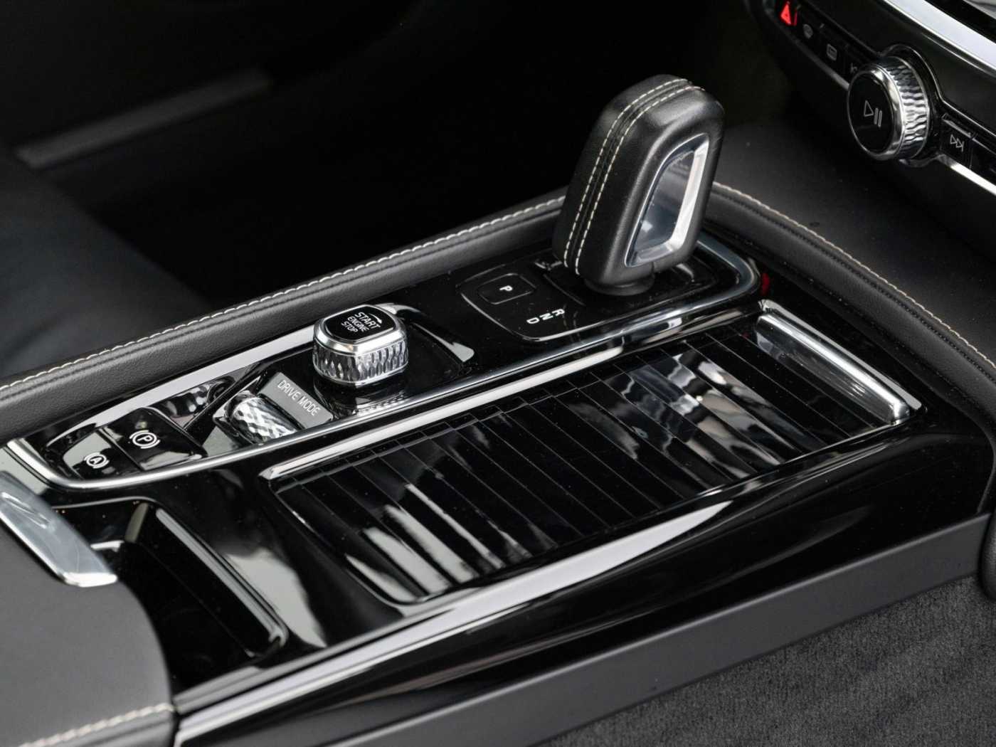 Volvo  R-Design Recharge PHEV AWD