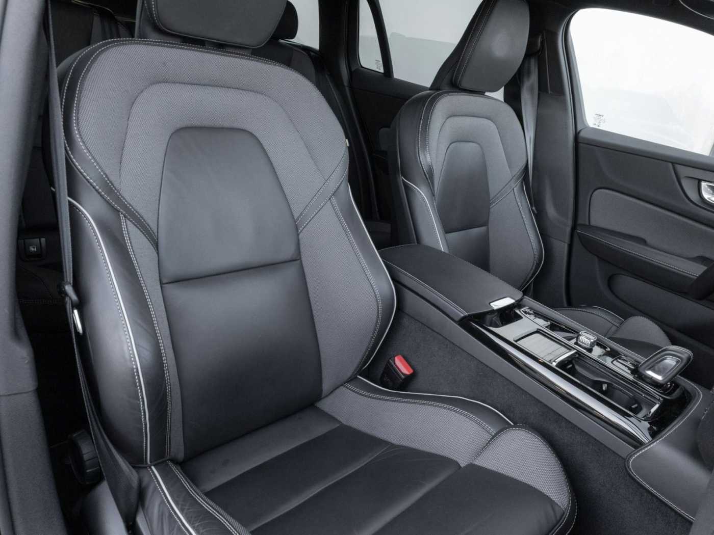 Volvo  Kombi Plus Dark Recharge Plug-In Hybrid AWD