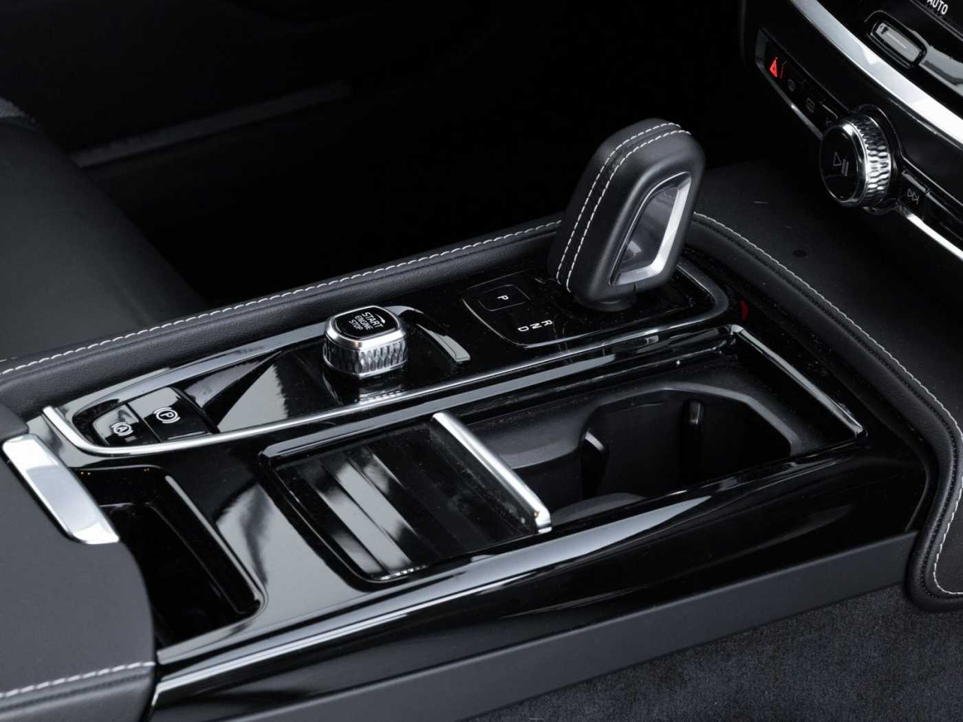 Volvo  Kombi Plus Dark Recharge Plug-In Hybrid AWD