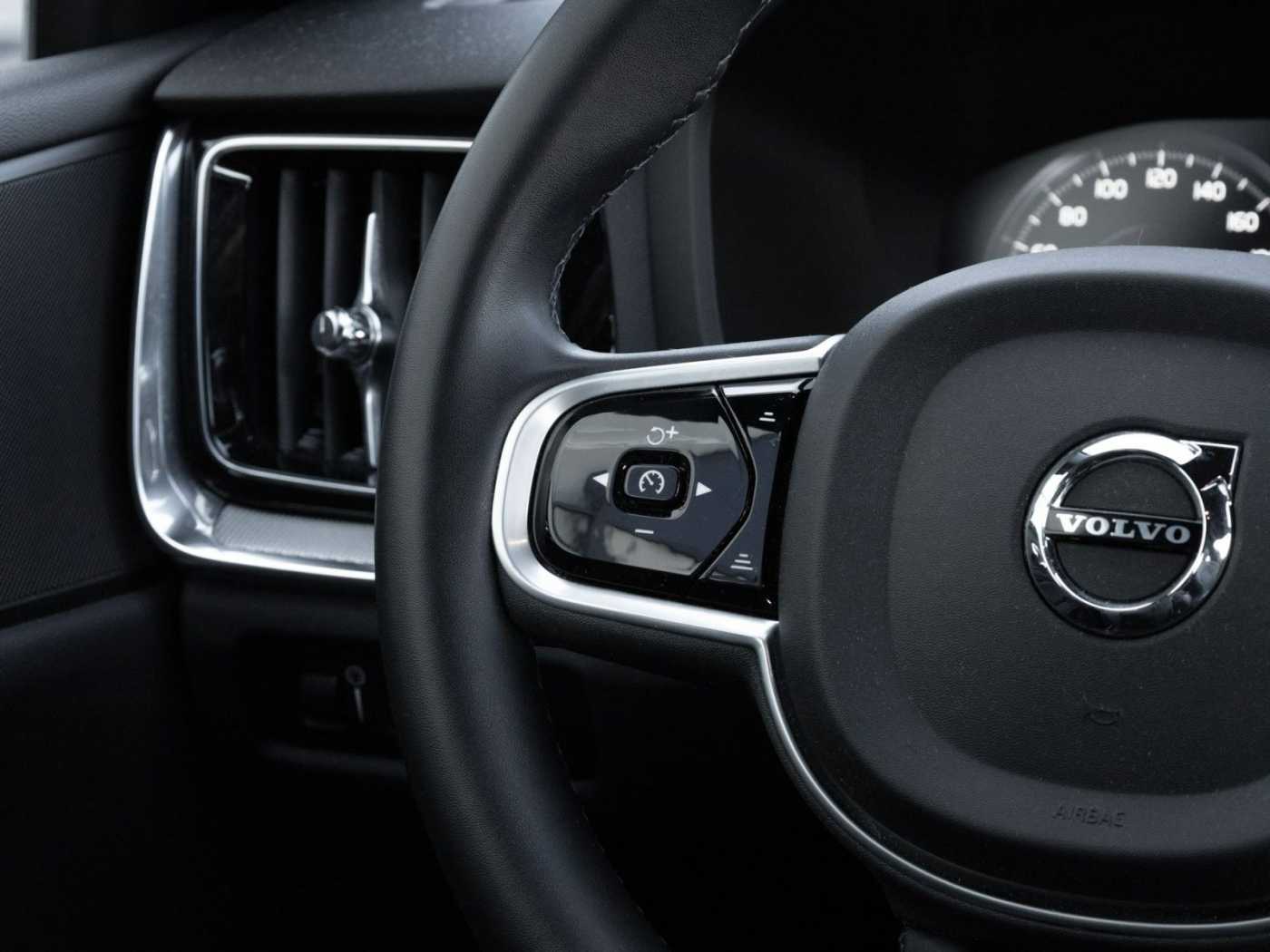 Volvo  Kombi Plus Dark Recharge Plug-In Hybrid AWD