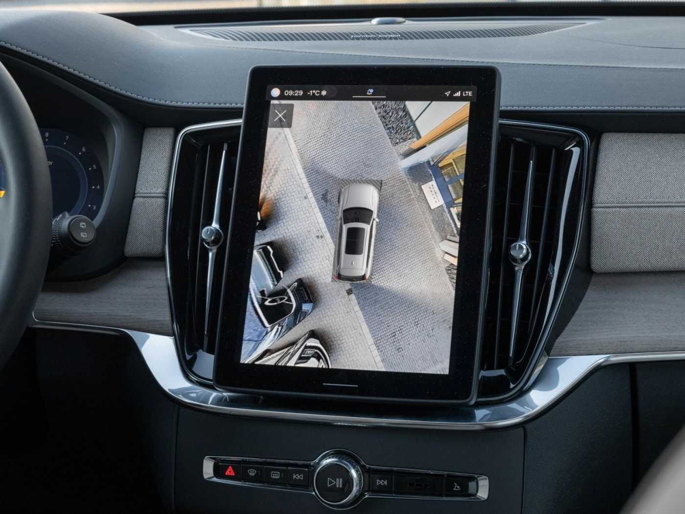 Volvo  Plus Dark Recharge Plug-In Hybrid AWD