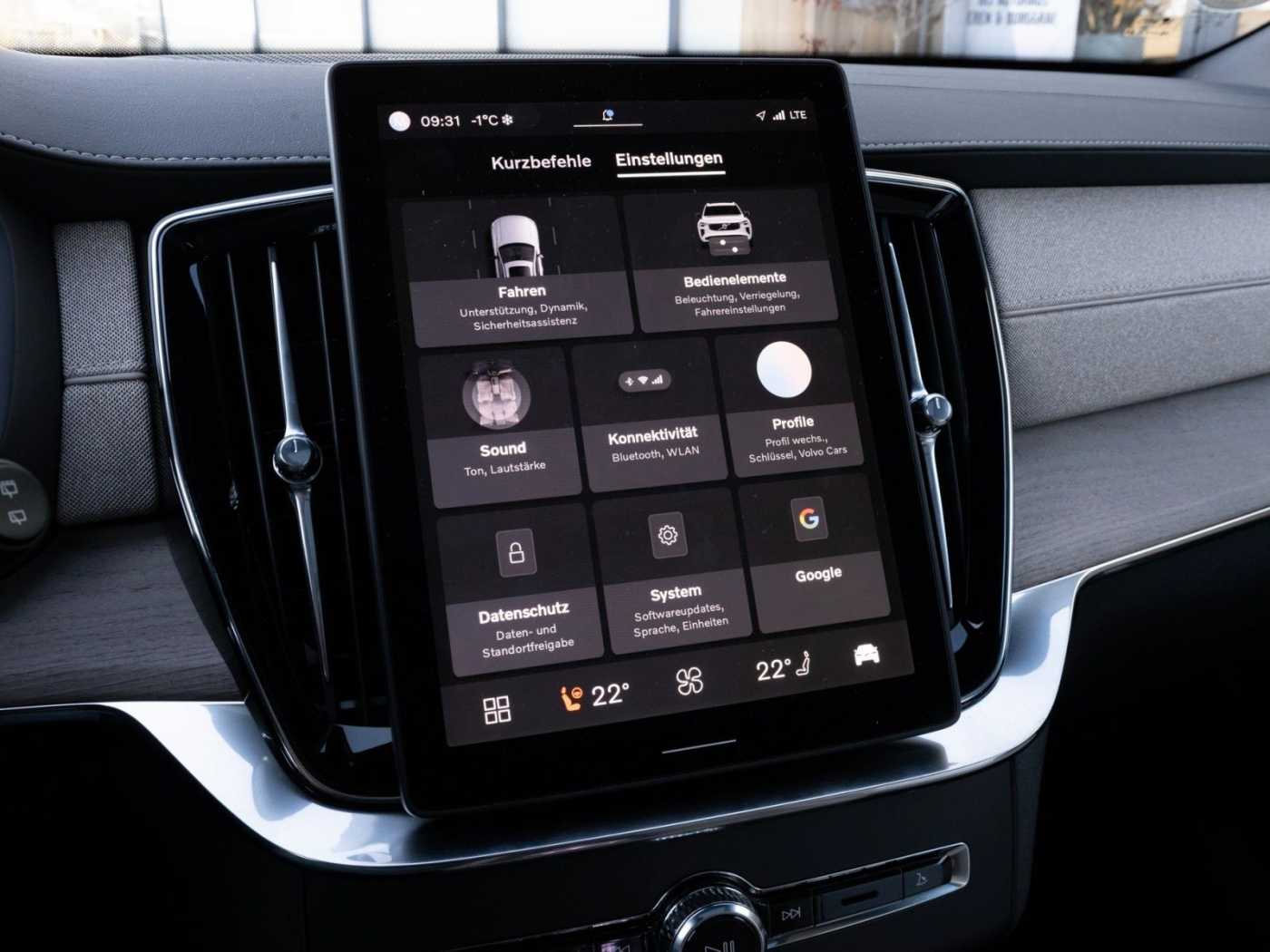 Volvo  Plus Dark Recharge Plug-In Hybrid AWD