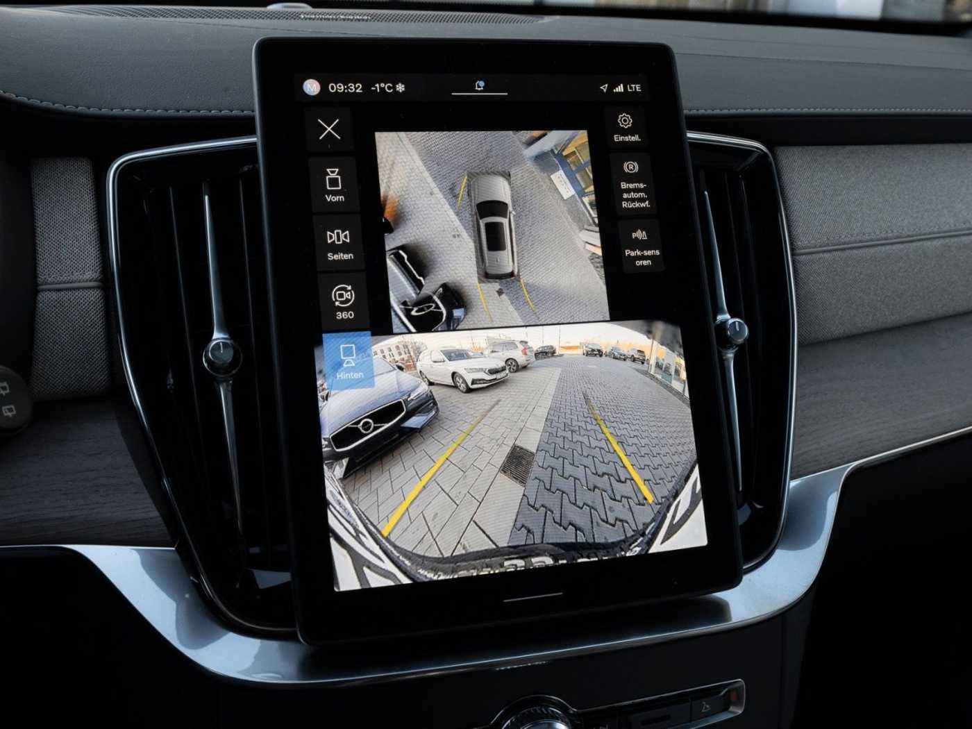 Volvo  Plus Dark Recharge Plug-In Hybrid AWD