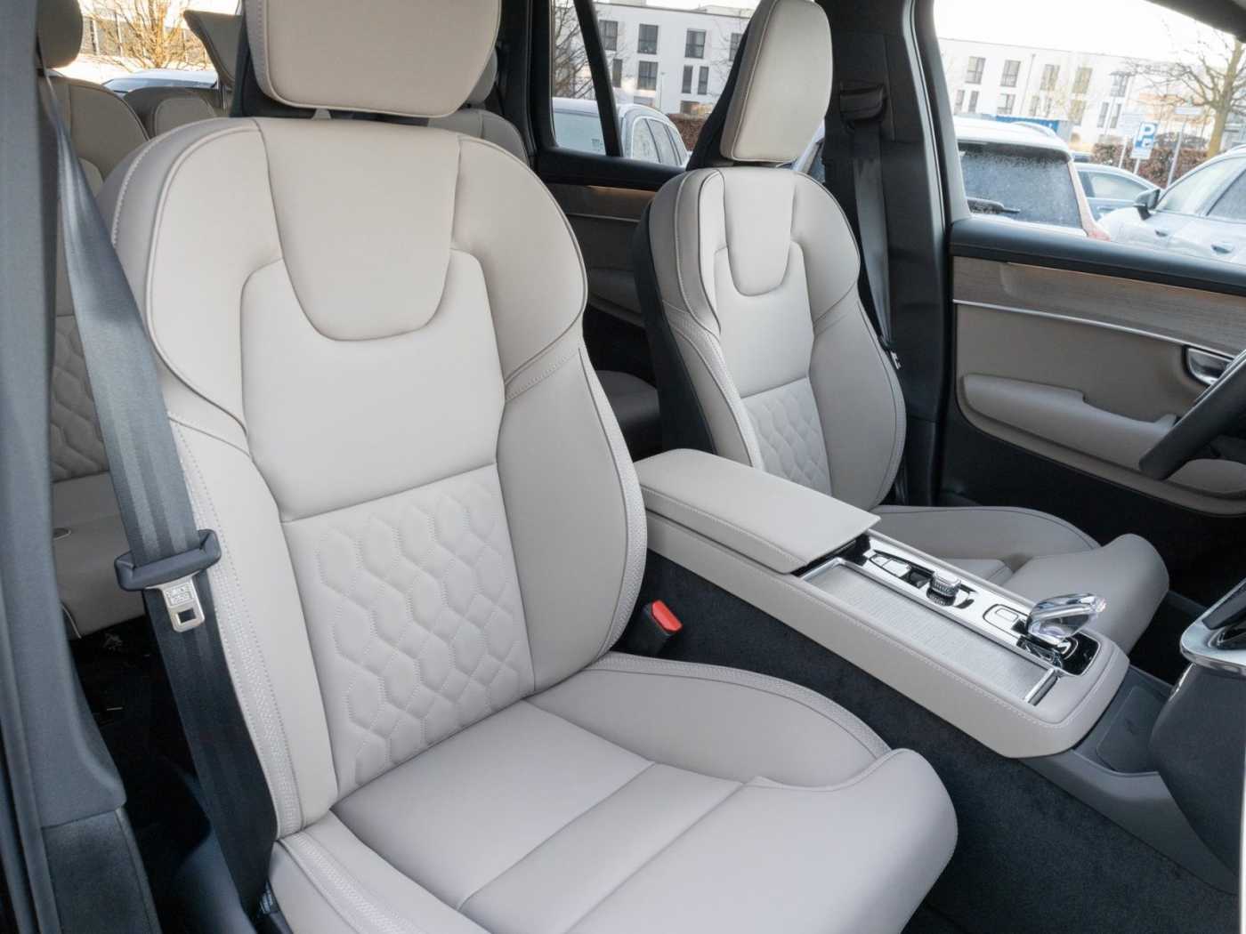 Volvo  Plus Dark Recharge Plug-In Hybrid AWD