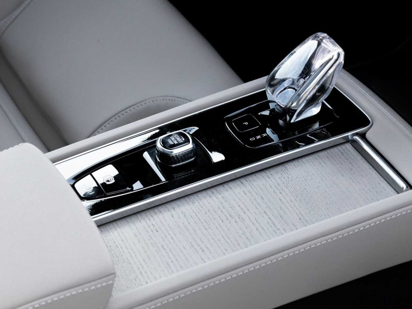 Volvo  Plus Dark Recharge Plug-In Hybrid AWD