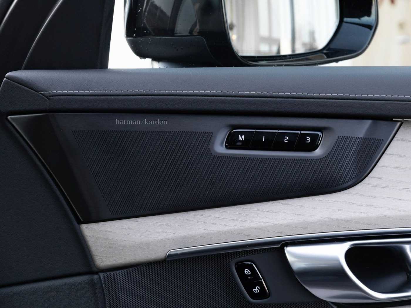 Volvo  Plus Dark Recharge Plug-In Hybrid AWD