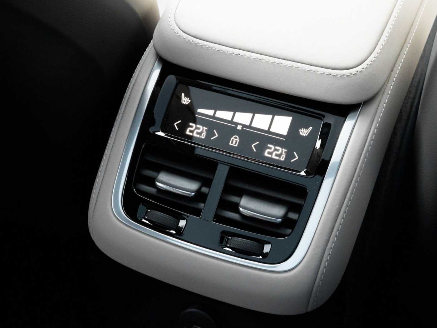 Volvo  Plus Dark Recharge Plug-In Hybrid AWD