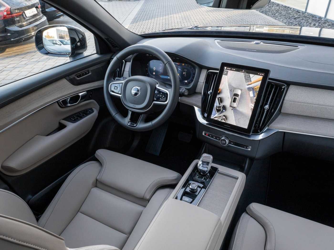 Volvo  Plus Dark Recharge Plug-In Hybrid AWD