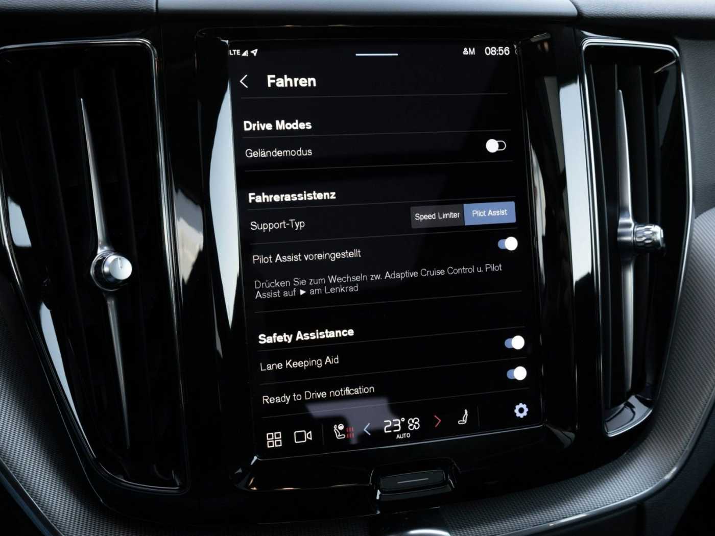 Volvo  Plus Dark 2WD