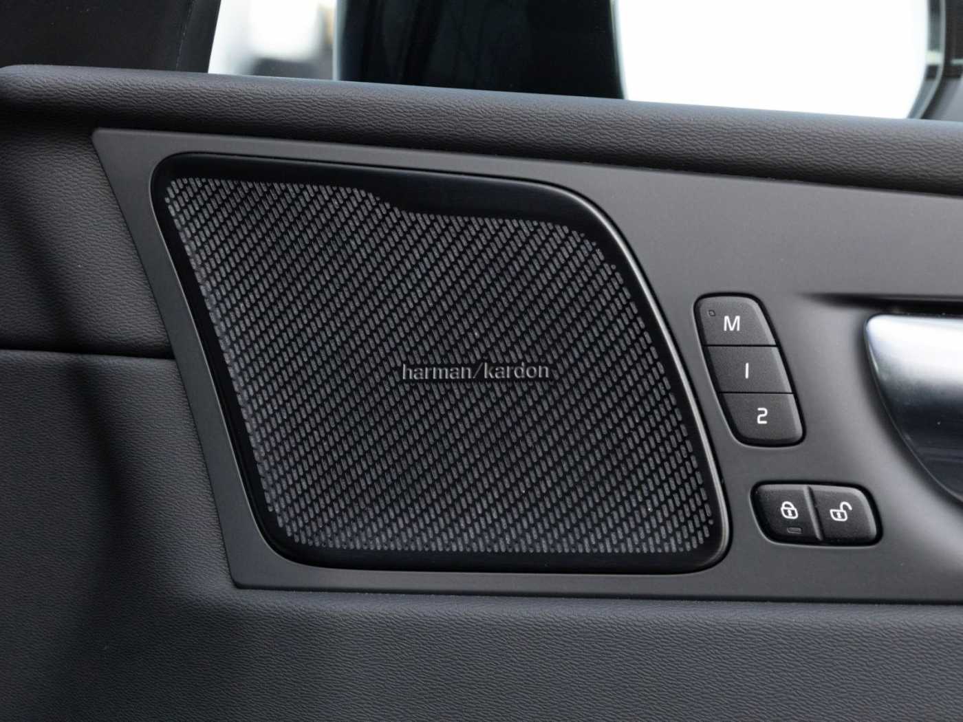 Volvo  Plus Dark 2WD
