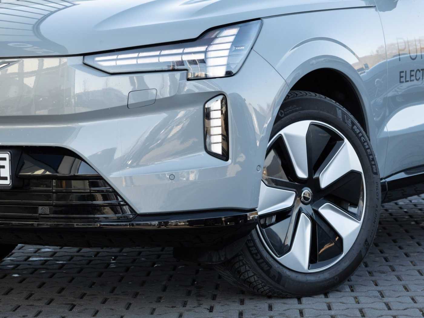 Volvo  Ultra Performance Pure Electric AWD