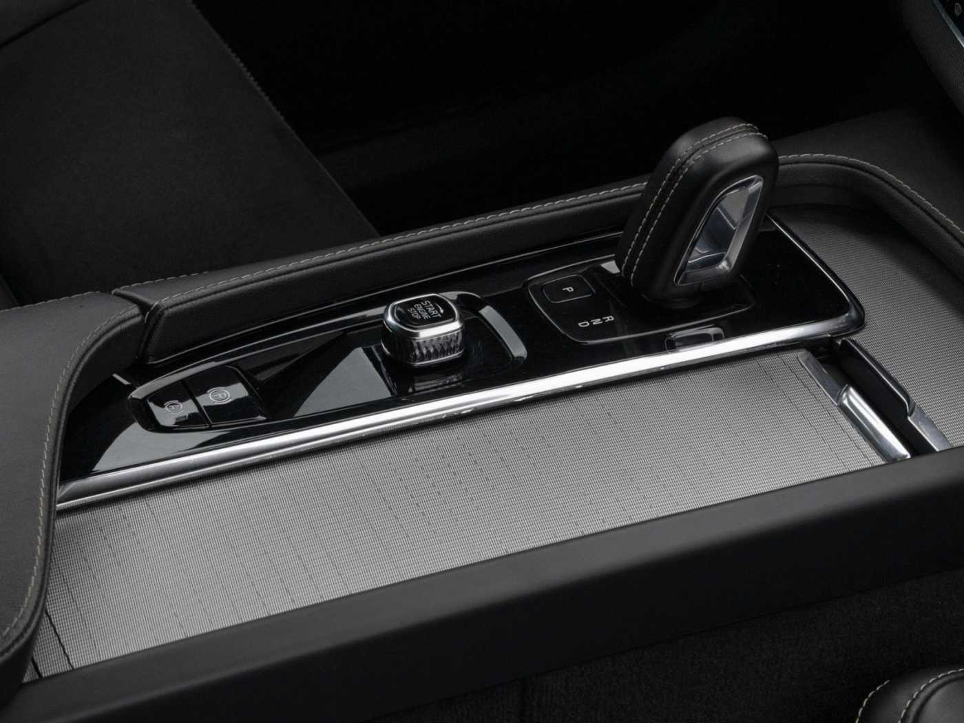 Volvo  R Design Edition Recharge Plug-In Hybrid AW
