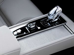 Volvo  Plus Dark Recharge Plug-In Hybrid AWD