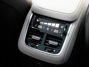 Volvo  Plus Dark Recharge Plug-In Hybrid AWD