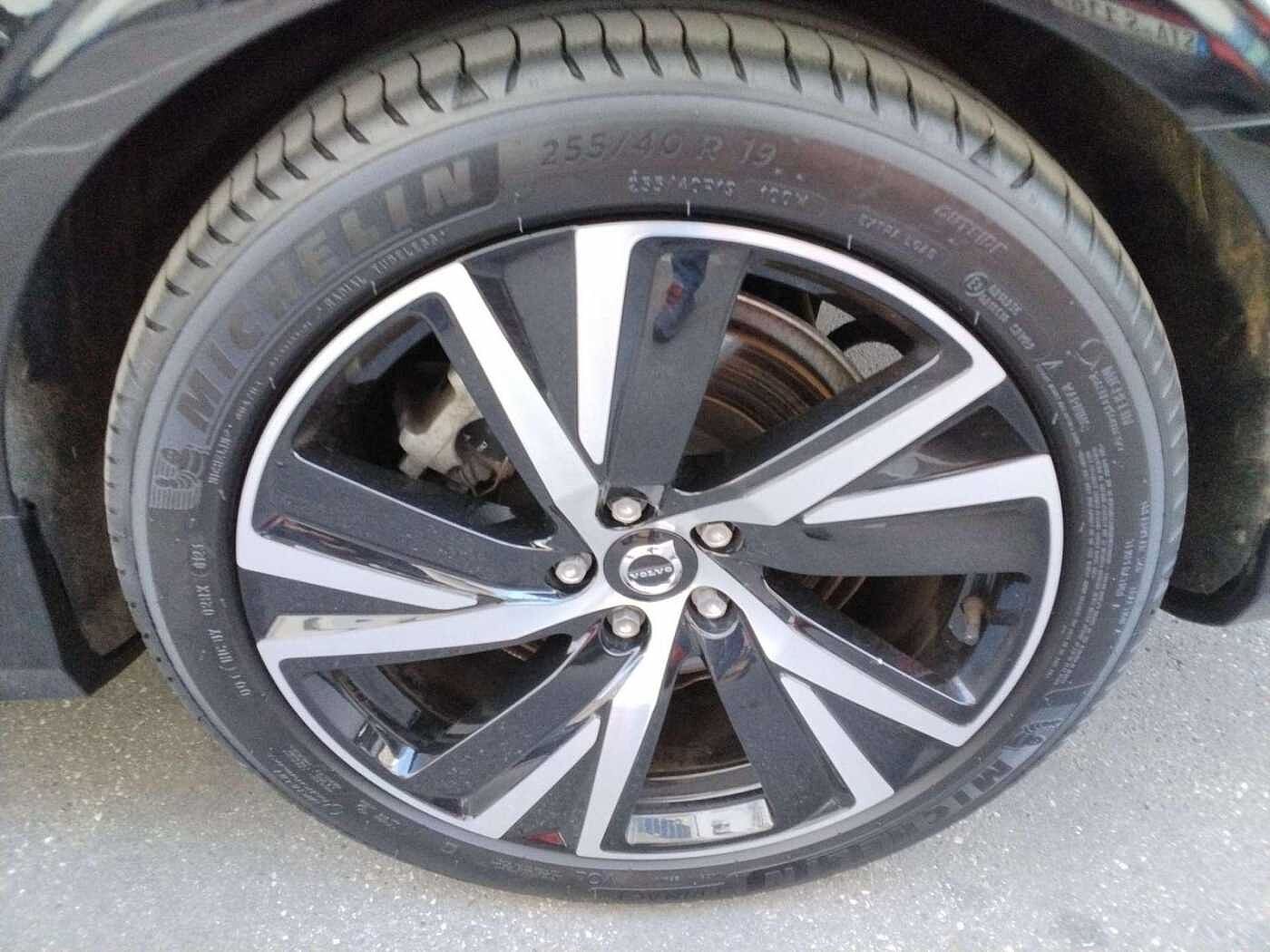 Volvo  Plus Dark Recharge Plug-In Hybrid AWD