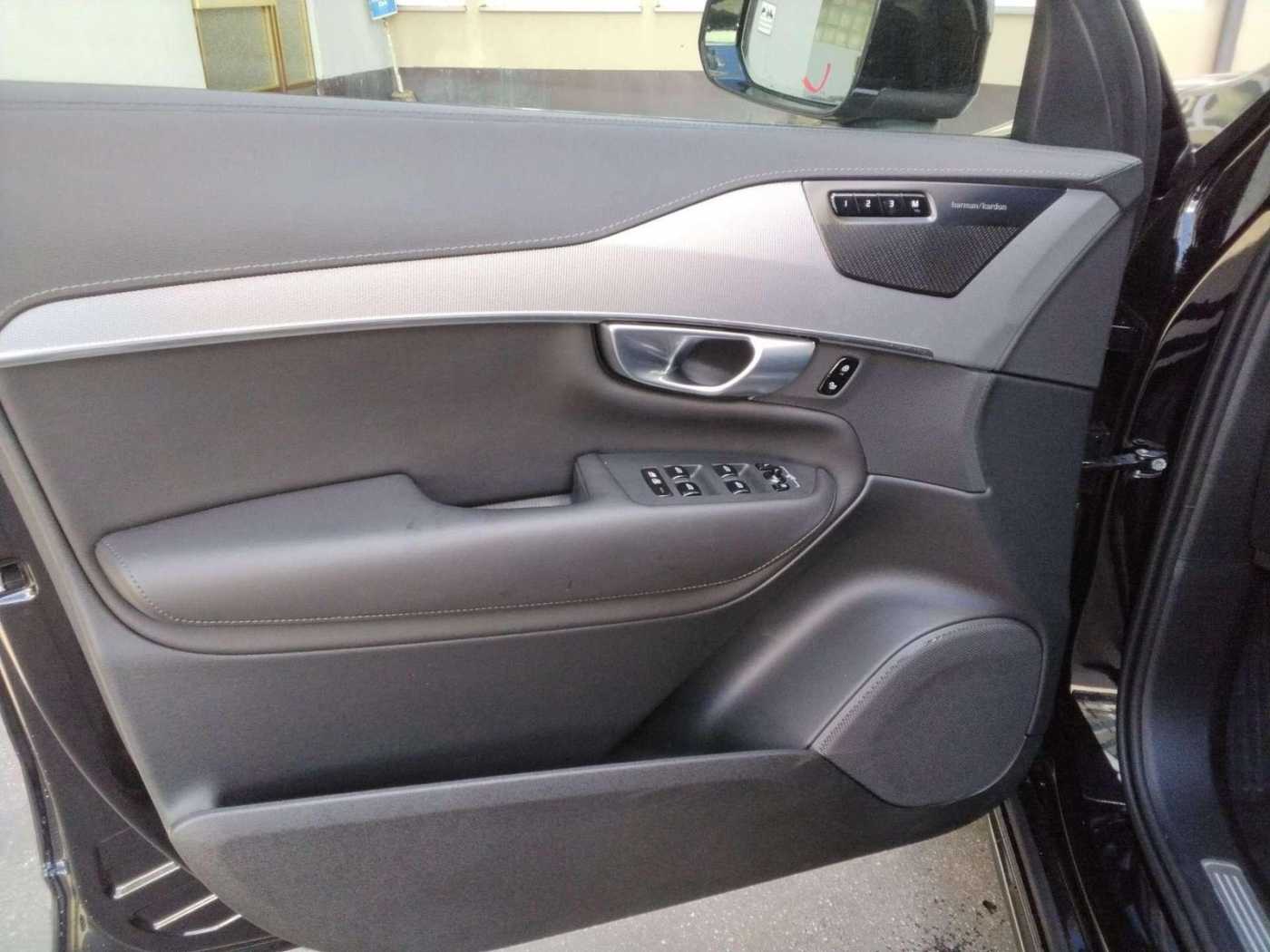 Volvo  Plus Bright AWD