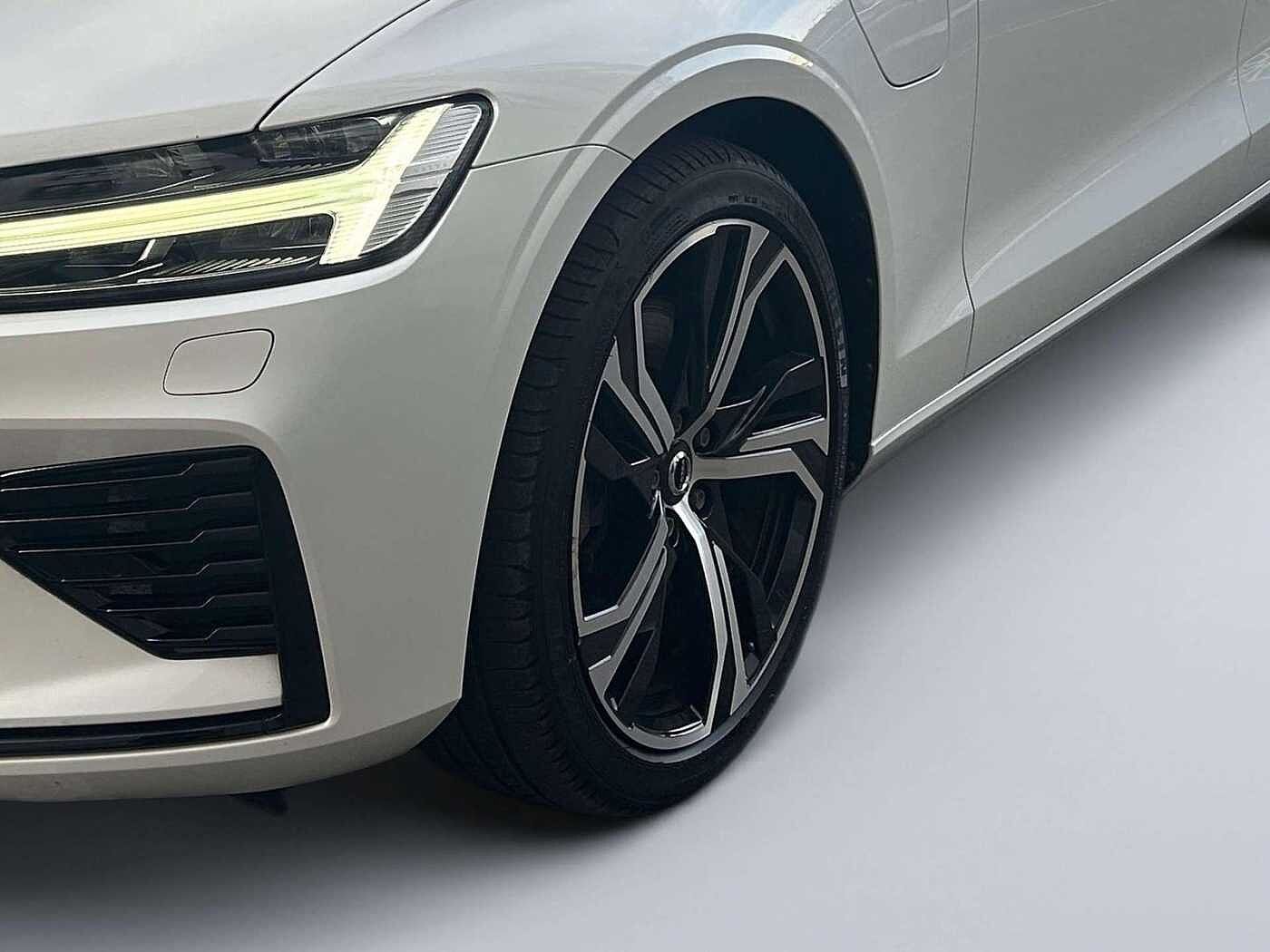 Volvo  Plus Dark Recharge Plug-In Hybrid AWD