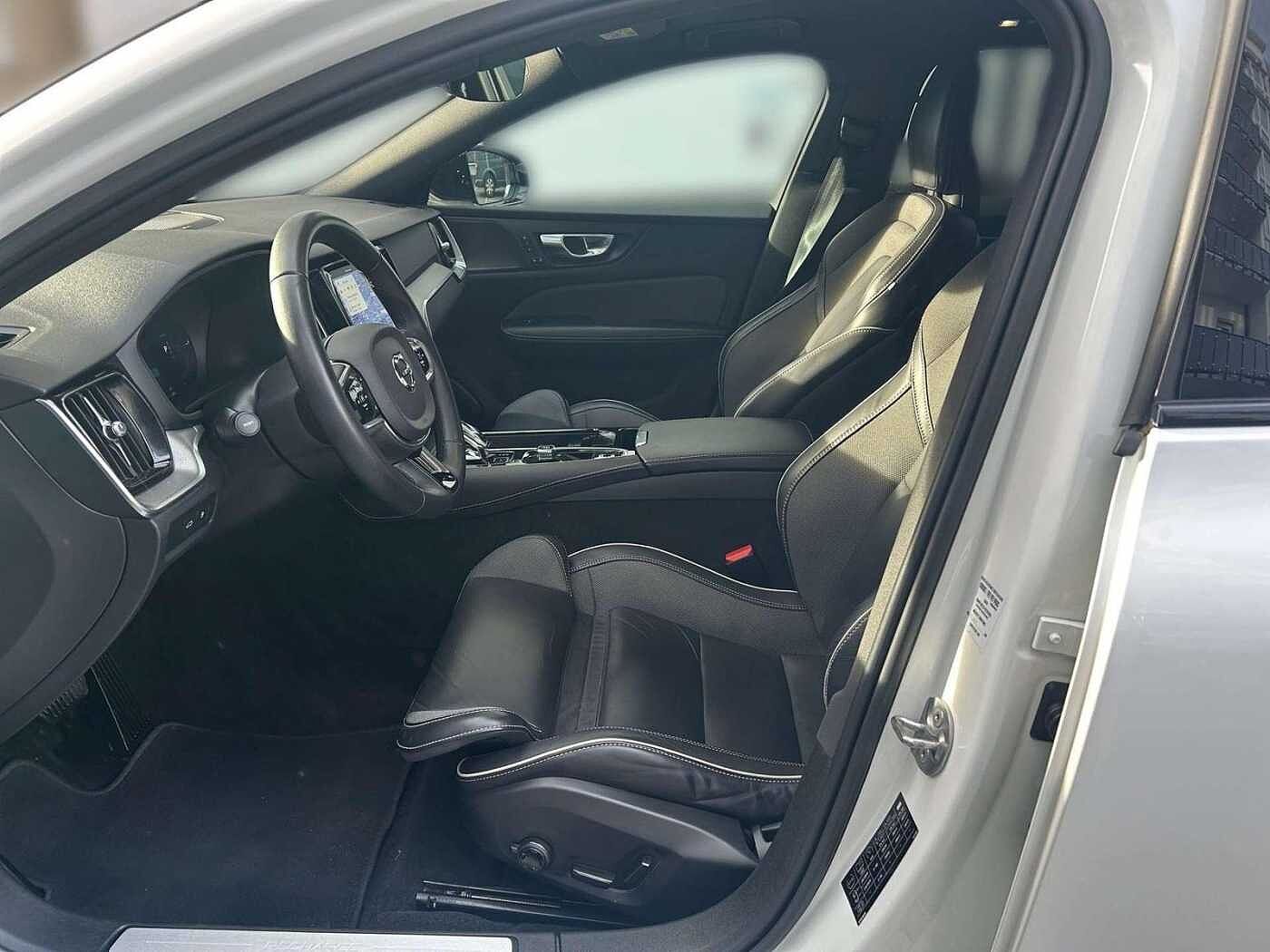 Volvo  Plus Dark Recharge Plug-In Hybrid AWD