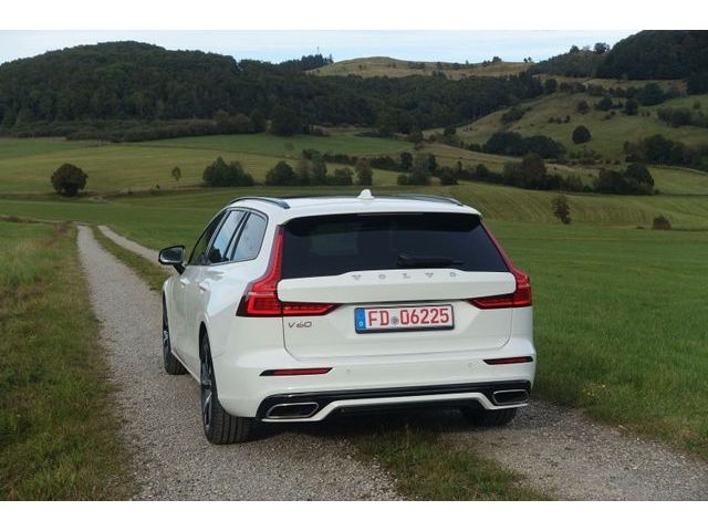 Volvo  T6 PHEV AWD R-Design HUD AHK PANO RFK